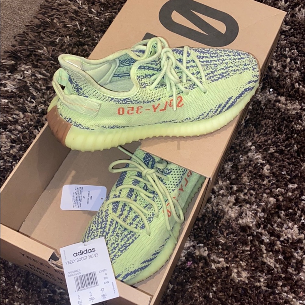 YEEZY BOOST 350 SIZE 8 IN MEN